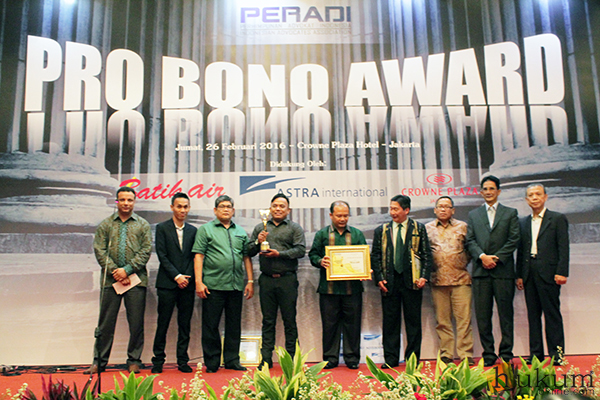 Acara penganugerahan Pro Bono Award yang digelar PERADI, Jumat (25/2). Foto: FEB