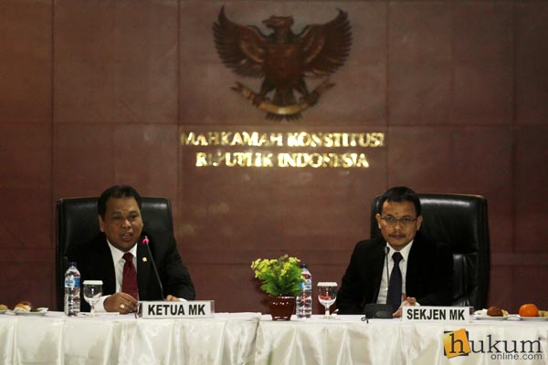 Ketua dan Sekjen MK menggelar konperensi pers tentang penyelesaian sengketa hasil pilkada, Senin (07/3). Foto: RES