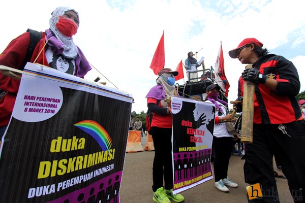 Memperingati Hari Perempuan Internasional, Parade Juang Perempuan Indonesia melakukan aksi di kawasan jalan Medan Merdeka Barat, Jakarta, Selasa (8/3). Dalam aksinya, Parade Juang Perempuan Indonesia menyatakan menolak diskriminasi, kekerasan serta pelecehan seksual terhadap perempuan. 