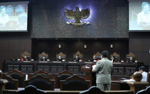 Para Hakim Konstitusi mendengarkan keterangan dari pihak pemerintah dalam sidang uji materi KUHP, Selasa (8/3) di Ruang Sidang MK. Foto: Humas MK