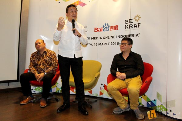 Ketua Bekraf Triawan Munaf (berdiri) dalam peluncuran riset â€œStudi Konsumsi Media Onlineâ€ di Jakarta, Rabu (16/3). Foto: RES