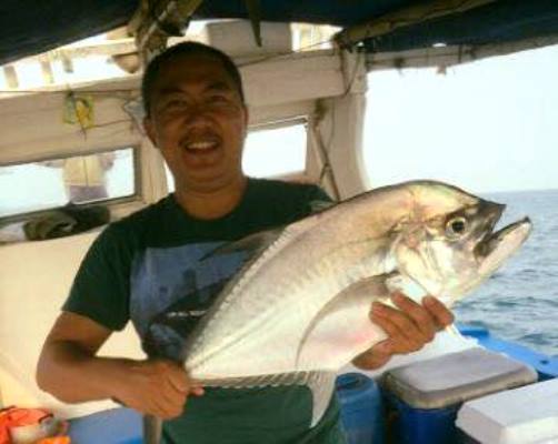 Romi Emirat saat menjalani hobi memancing. Foto: Istimewa