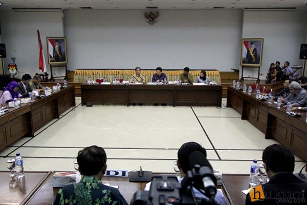 Rapat koordinasi yang digelar KPU bersama dengan KPK, BNN, dan IDI di Kantor KPU, Jakarta, Senin (21/3). Foto: RES