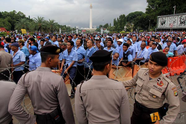 Demo sopir taksi menolak transportasi berbasis aplikasi di kawasan Monas Jakarta. Foto: RES 