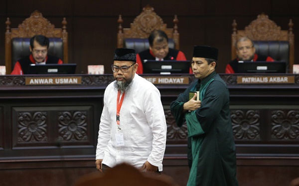Pakar Hukum Islam Ahmad Zainal Abidin selaku ahli yang dihadirkan Pemohon dalam sidang perkara uji materi KUHP, Rabu (30/3) di Ruang Sidang Pleno Gedung MK. Foto: Humas MK