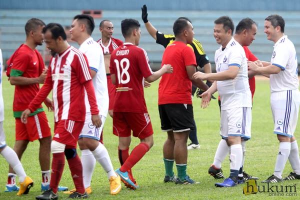 Pemain Tim Sepakbola PERADI dan Sabah Law Association bersalaman usai pertandingan persahabatan yang digelar di Stadion GMSB, Jakarta, Kamis (7/4). Foto: RES