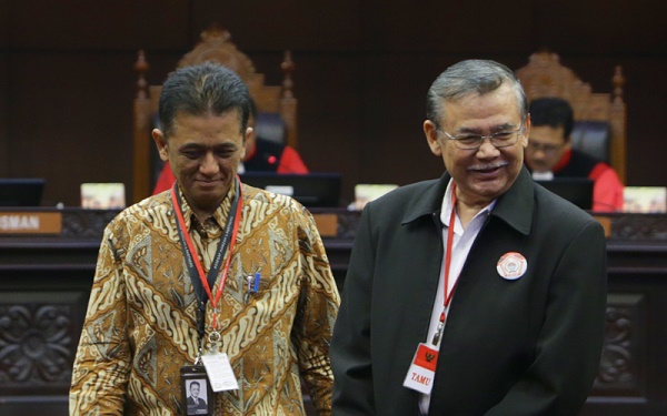 Mantan Komisioner KPK Bibit Samad Rianto dan Chandra M. Hamzah memberikan keterangan dalam perkara pengujian KUHAP, Rabu (13/4) di Ruang Sidang Pleno Gedung MK. Foto: Humas MK