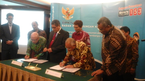 Ketua BPKN Ardiansyah Parman membubuhkan tanda tangan pada naskah MoU BPKN-Peradi disaksikan Ketua Umum DPN Peradi Fauzi Yusuf Hasibuan (keempat dari kiri). Foto: MYS