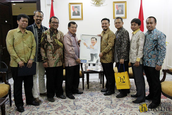 Tim Hukumonline saat menyerahkan cinderamata kepada Wapres RI Jusuf Kalla, Kamis (21/4). Foto: RES