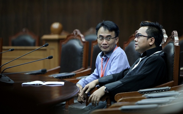 Pemohon Antonius Iwan Dwi Laksono dan kuasa hukumnya Muhammad Sholeh menghadiri sidang perdana uji materi UU Pemerintahan Provinsi DKI Jakarta sebagai Ibukota Negara Kesatuan Republik Indonesia pada Selasa (26/4) siang. Foto: Humas MK