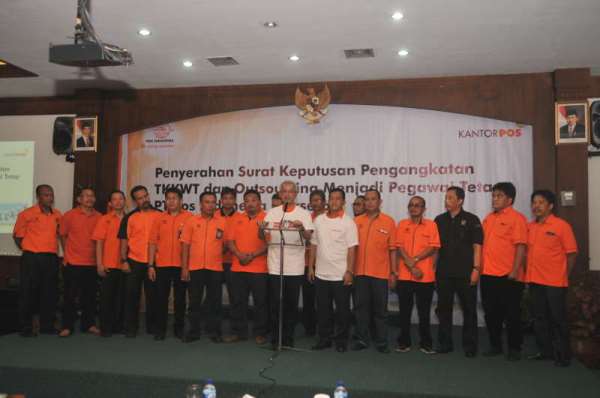 Acara serah terima surat pengangkatan ribuan karyawan PT Pos Indonesia. Foto: http://www.posindonesia.co.id