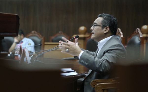 Pakar Hukum Pidana Universitas Indonesia Chairul Huda selaku Ahli Pemohon menyampaikan keterangannya dalam uji materi Undang-Undang tentang Kejaksaan, Selasa (10/5) di Ruang Sidang MK. Foto: Humas MK