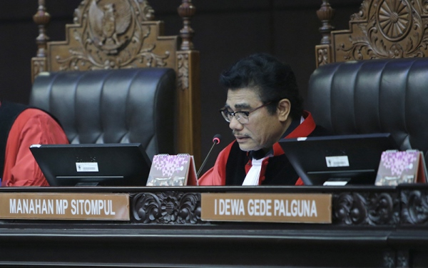Hakim Konstitusi Manahan MP Sitompul membacakan pendapat Mahkamah dalam sidang putusan Pengujian Undang-Undang tentang KUHAP, Kamis (11/5) di Ruang Sidang Pleno MK. Foto: Humas MK