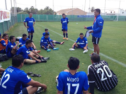 Pemain PERADI FC menyimak arahan Coach Aji di waktu istirahat dalam pertandingan vs ASAA. Foto: ALI 