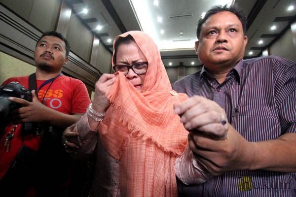 Dewie Yasin Limpo menangis usai sidang pembacaan tuntutan, Senin (16/5). Foto: RES