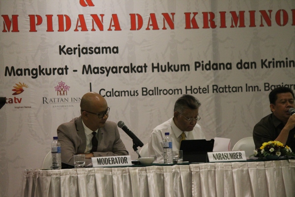 Prof. Romli Atmasasmita (tengah) saat jadi pembicara acara Mauhipiki-FH Unlam, Senin (16/5). Foto: MYS 