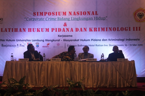 Prof. Andi Hamzah (kedua dari kanan) ketika jadi pembicara dalam pelatihan hukum pidana Mahupiki-FH Unlam di Banjarmasin, Senin (16/5). Foto: MYS