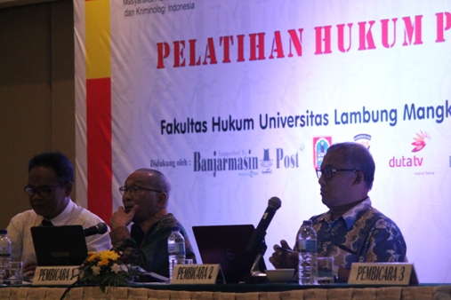 Prof. Marcus Priyo Gunarto (kanan), dan Prof. Barda Nawawi Arief (tengah). Foto: MYS