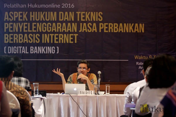 Riki Arif Gunawan saat menjadi sumber di pelathian yang digelar hukumonline, Rabu (18/5). Foto RES