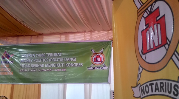 Spanduk pesan larangan money politics dalam Kongres XXII INI di Palembang. Foto: NNP