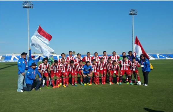 Skuat PERADI FC berfoto bersama lengkap dengan tim official. Foto: PERADI FC