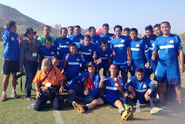 Ali Salmande (berdiri dua dari kanan) berpose bersama para pemain dan tim official PERADI FC di Murcia, Spanyol. Foto: PERADI FC