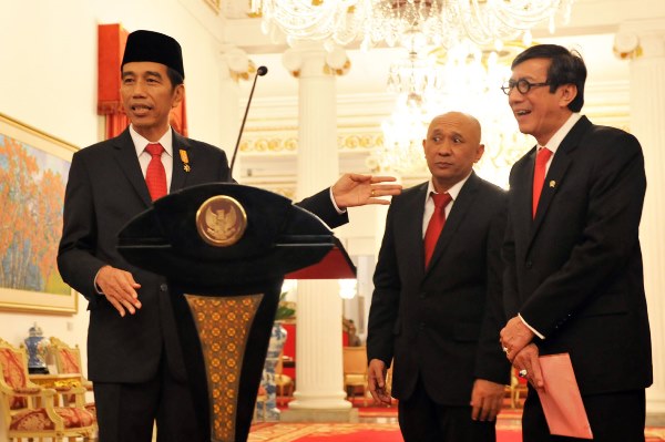 Presiden Jokowi didampingi Kepala Kantor Staf Presiden Teten Masduki dan Menkumham Yasonna Laoly saat mengumumkan telah ditandatanganinya Perppu Kebiri. Foto: Setkab RI
