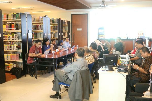 Acara diskusi publik ILUNI FHUI  dengan tema Upaya Memberantas Mafia Peradilan di Danlev Library, Selasa (31/5). Foto: ILUNI FHUI
