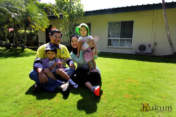 Pradono P. Prasta bersama keluarga di Townsite Batu Hijau. Foto: RES