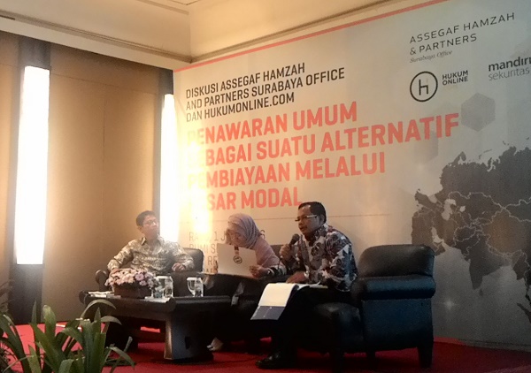 Diskusi â€œPenawaran Umum Sebagai Suatu Alternatif Pembiayaan Melalui Pasar Modalâ€ di Surabaya. Foto: NNP