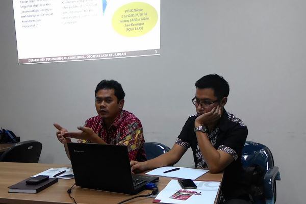 Deputi Direktur Pembelaan Hukum dan Perlindungan Konsumen OJK, Sabar Wahyono (kiri) dalam acara stadium generale Alternatif Penyelesaian Sengketa dalam Sektor Jasa Keuangan- Antara Kebutuhan atau Solusi Penyelesaian yang digelar DPP AAI di Jakarta, Jumat (10/6). Foto: NNP
