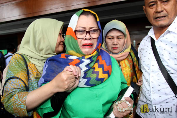 Dewie Yasin Limpo menangis usai mendengar vonis majelis hakim di Pengadilan Tipikor Jakarta, Senin (13/6). Foto: RES