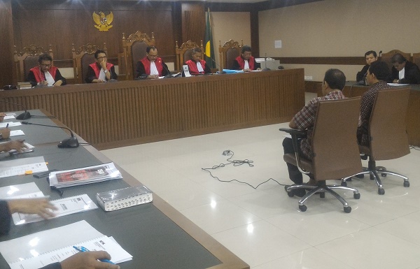 Sudi Wantoko (kiri) dan Dandung Pamularno (kanan) saat mendengarkan pembacaan dakwaan di Pengadilan Tipikor Jakarta, Rabu (22/6). Foto: NOV