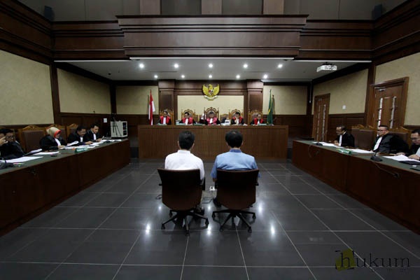 Ariesman dan Trinanda saat menjalani sidang perdana di Pengadilan Tipikor Jakarta. Foto: RES