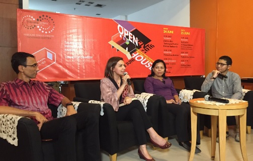 Kiri ke kanan: Ahmad Fikri Assegaf, Najwa Shihab, dan Bivitri Susanti dalam acara talkshow open house STHI Jentera. Foto: Twitter Jentera