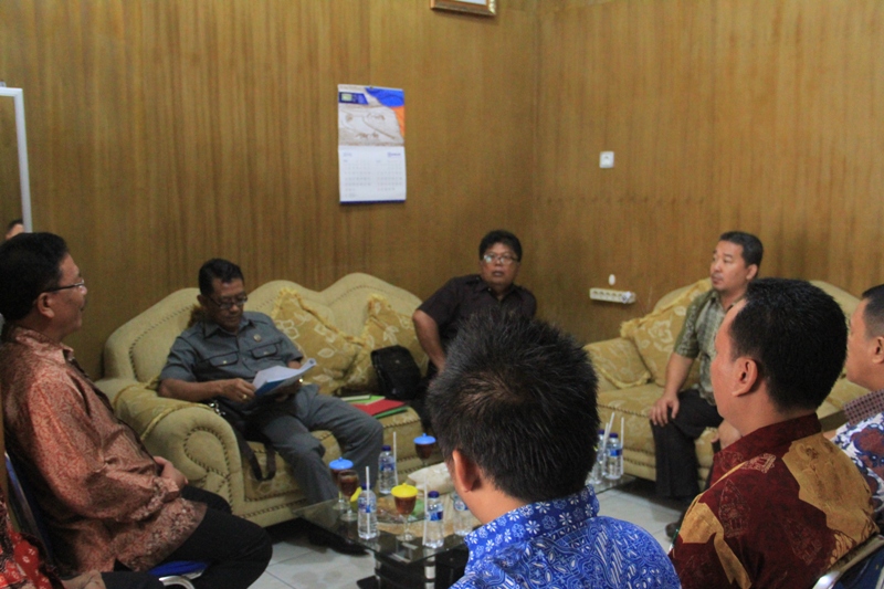 Hakim PN Tembilahan menerima Tim Pengawasan dari PT Pekanbaru di ruang Ketua PN Tembilahan. Foto: www.pn-tembilahan.go.id
