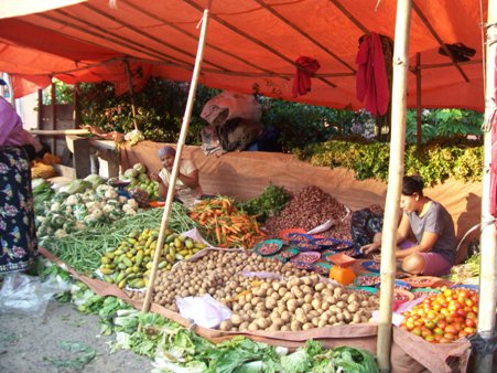 Pedagang dan kebutuhan pokok di suatu pasar. Foto: MYS