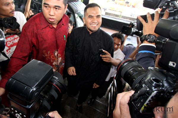 Penyanyi dangdut Saipul Jamil tiba di KPK, Senin (18/7). Mengenakan pakaian serba hitam, Saipul datang ke gedung KPK untuk menjalani pemeriksaan sebagai saksi dalam perkara tindak pidana korupsi penerimaan hadiah atau janji dengan tersangka Panitera PN Jakarta Utara, Rohadi.