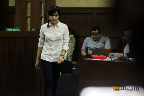 Terdakwa kasus pembunuhan Wayan Mirna Salihin, Jessica Kumala Wongso (kiri), menjalani sidang lanjutan di Pengadilan Negeri Jakarta Pusat, Jakarta, Rabu (20/7).
