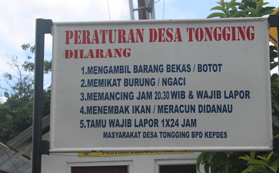 Salah satu papan pengumuman tentang Peraturan Desa di Tongging, pinggiran Danau Toba, Sumatera Utara. Foto: MYS
