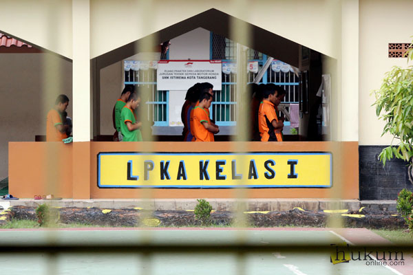 Sejumlah narapidana anak sedang menunaikan ibadah sholat di dalam penjara anak Tangerang. (RES)