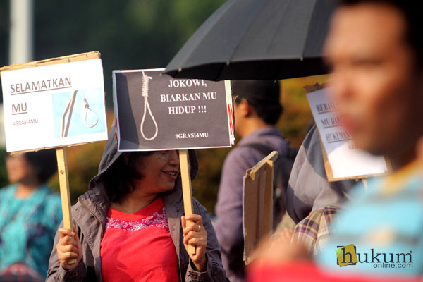 Aliansi Tolak Hukuman Mati melakukan aksi di depan Istana, di Jakata, Selasa (26/7).