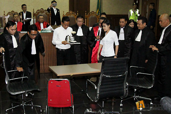 Sidang pembunuhan berencana Wayan Mirna Salihin di PN Jakarta Pusat. Hakim minta rekonstruksi. Foto: RES