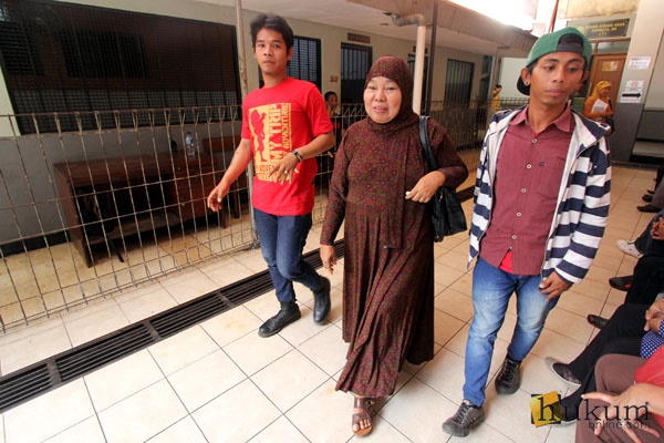 Andro Supriyantodan Nurdin Prianto  mendampingi Ibu Andro di PN Jakse. Foto: RES 