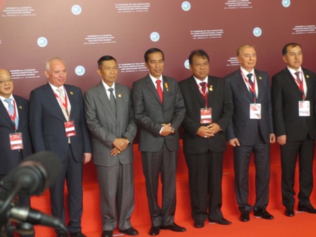 Presiden bersama Ketua MK dan hakim MK dari sejumlah negara. Foto: ASH/ARI