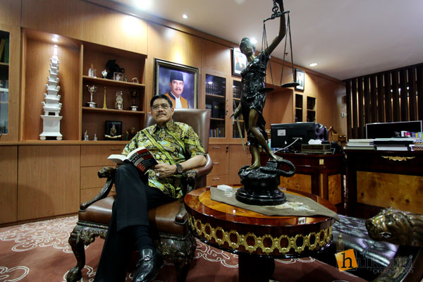 Ketua Mahkamah Agung Hatta Ali di ruang kerjanya. (RES)