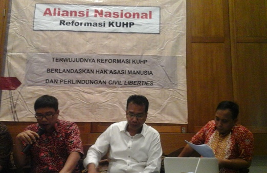 Supriyadi W. Eddyono (kiri) dan Ifdhal Kasim (tengah), dalam diskusi RUU KUHP di Jakarta, Senin (22/8). Foto: MYS