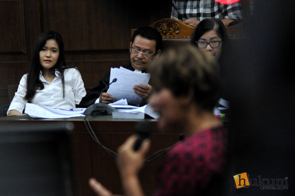 Seorang ahli memberikan keterangan dan terdakwa Jessica Kumala Wongso memerhatikan, di PN Jakarta Pusat. Foto: RES
