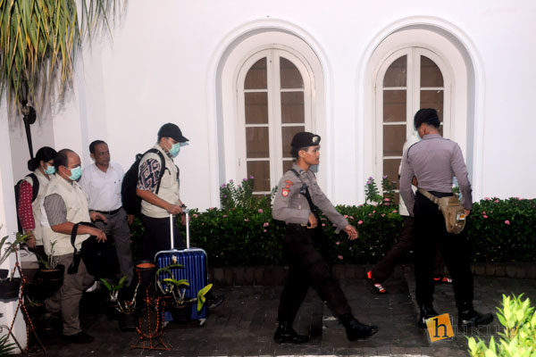 Penyidik KPK membawa sejumlah berkas usai menggeladah rumah kediaman Gubernur Sulawesi Tenggara Nur Alam di Jalan Mikasa D2 Patra Jasa, Kuningan, Jakarta Selasa (23/8). 