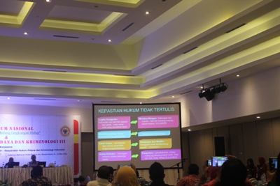Adakah kepastian dalam hukum masyarakat adat? Salah satu sesi mengenai hukum adat dalam Kongres Mahupiki di Banjarmasin. Foto: MYS